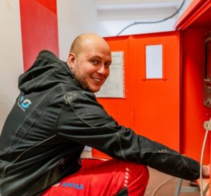 STAMM-Elektroniker bei der Montage einer Unterverteilung STAMM-Elektroniker bei der Montage einer Unterverteilung