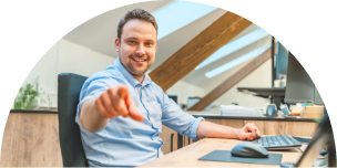 Geschäftsführer Maik Stamm sitzt am Schreibtisch