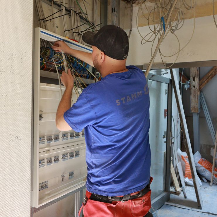 Elektroanlage und Datennetz für die Sparkasse Meißen in Riesa: Neubau und Denkmalschutz unter einem Dach