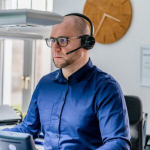 STAMM-Mitarbeiter mit Headset bei der Fernwartung STAMM-Mitarbeiter mit Headset bei der Fernwartung
